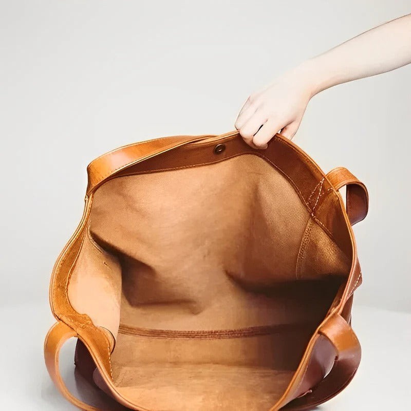 Curved Underarm Hobo Handbag with Minimalist Shoulder Strap and Polished Finish