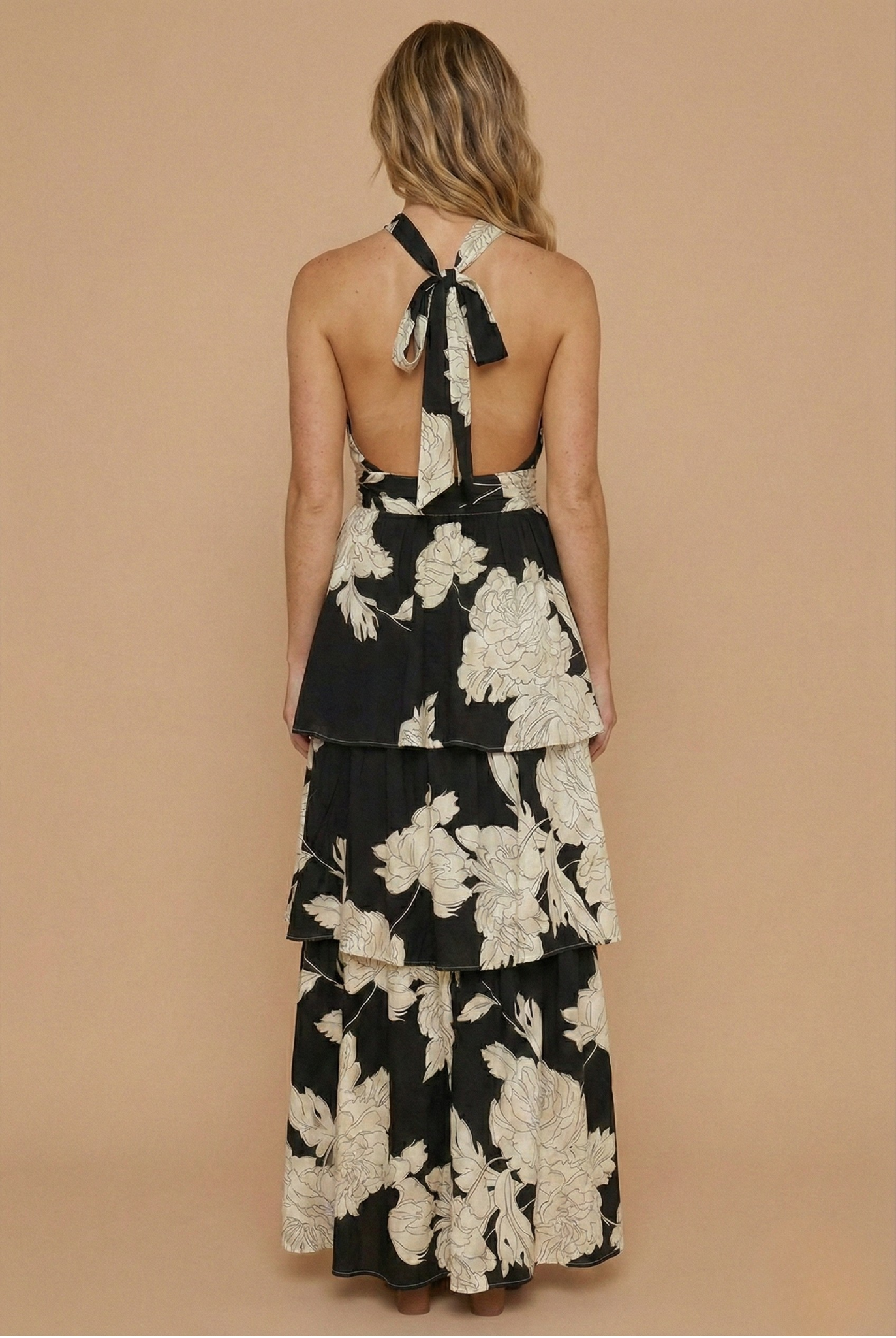 Damen Maxikleid mit Neckholder, Stufenrock und schwarz-weißem Blumenmuster – offener Rücken, Abendstil