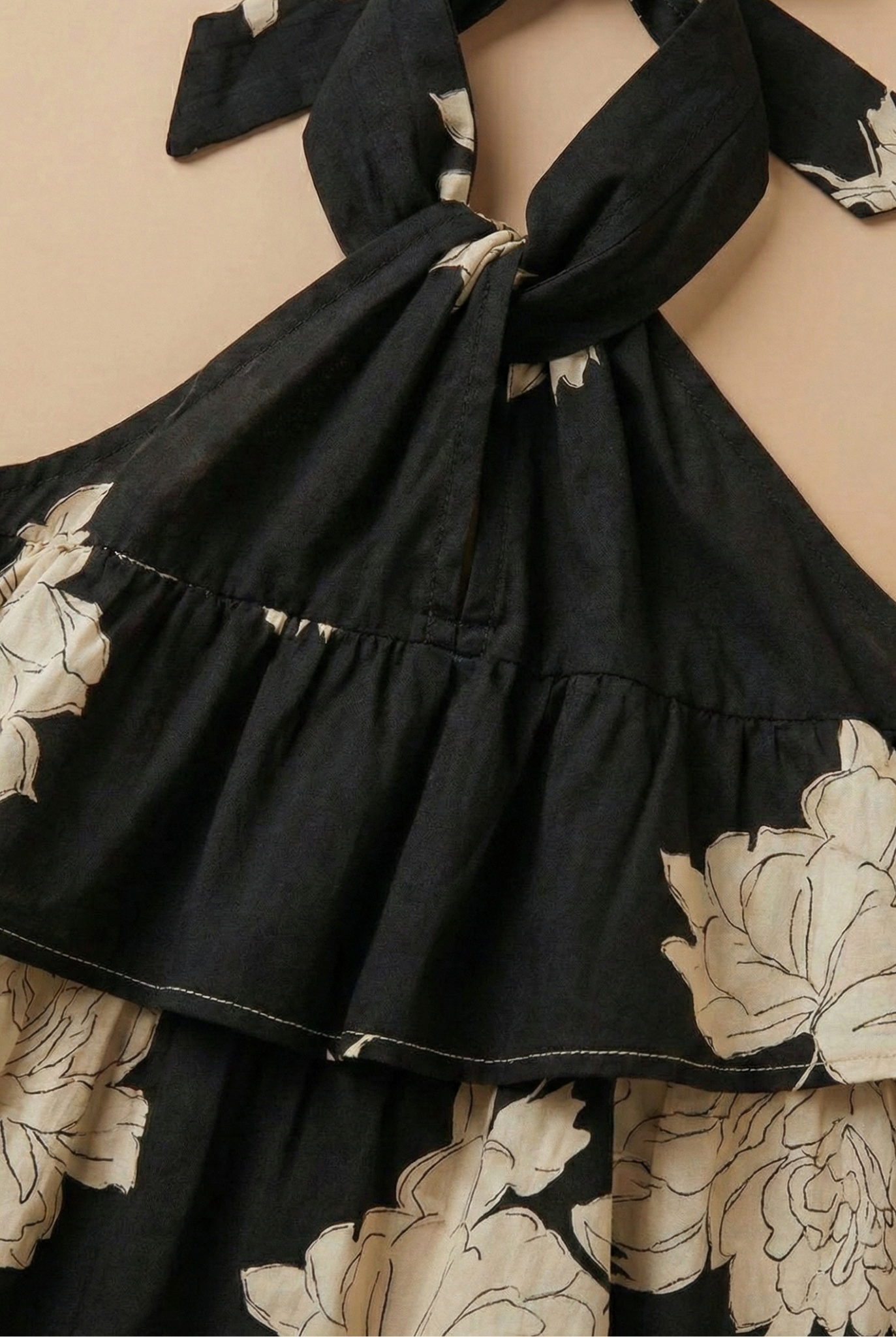 Damen Maxikleid mit Neckholder, Stufenrock und schwarz-weißem Blumenmuster – offener Rücken, Abendstil
