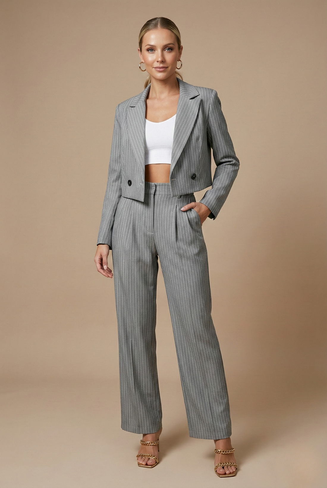 Damen Zweiteiler im Tailored-Stil mit kurzem Blazer und geraden Hosen