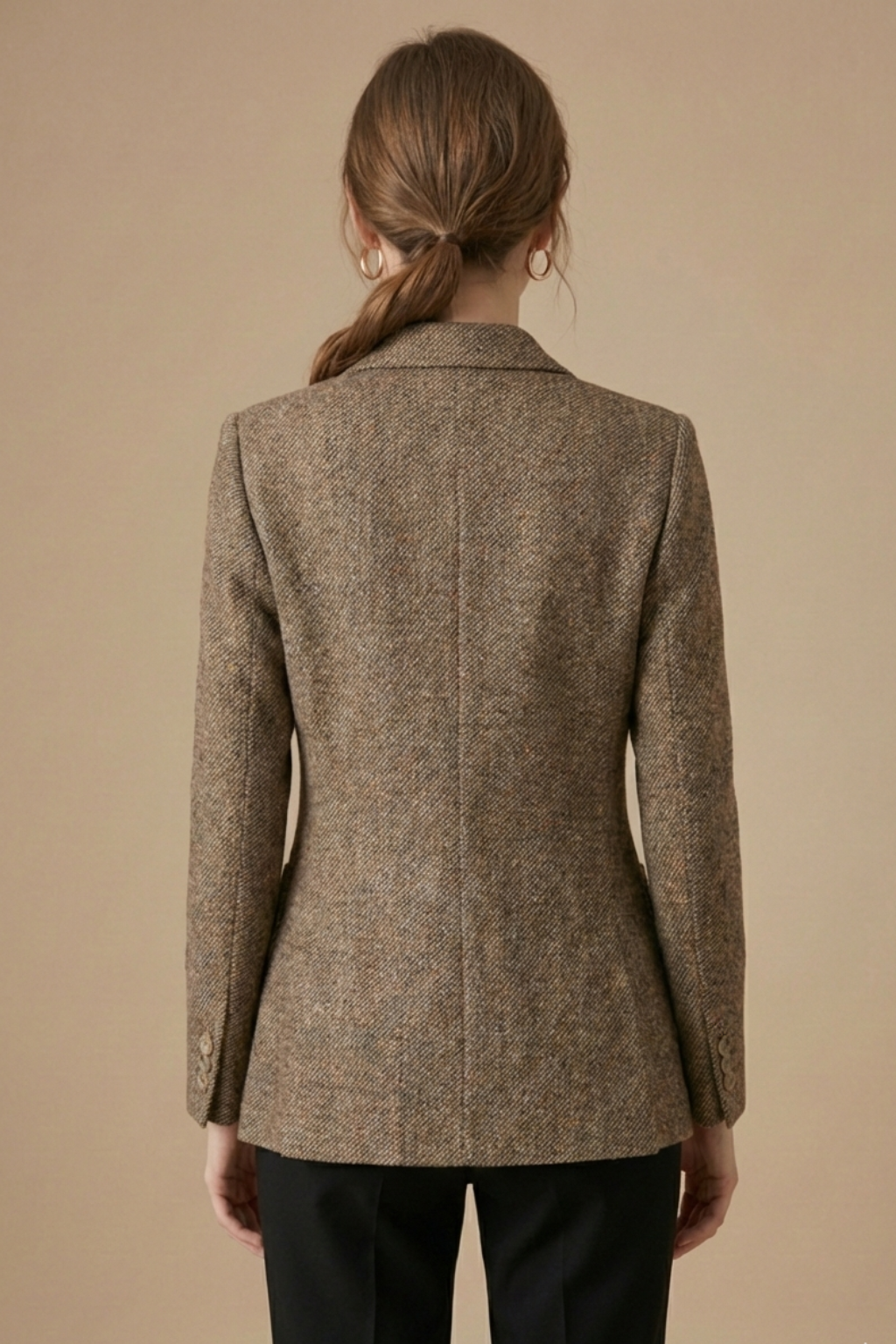 Women’s Tailored Single-Button Blazer with Notched Lapels and Patch Pockets