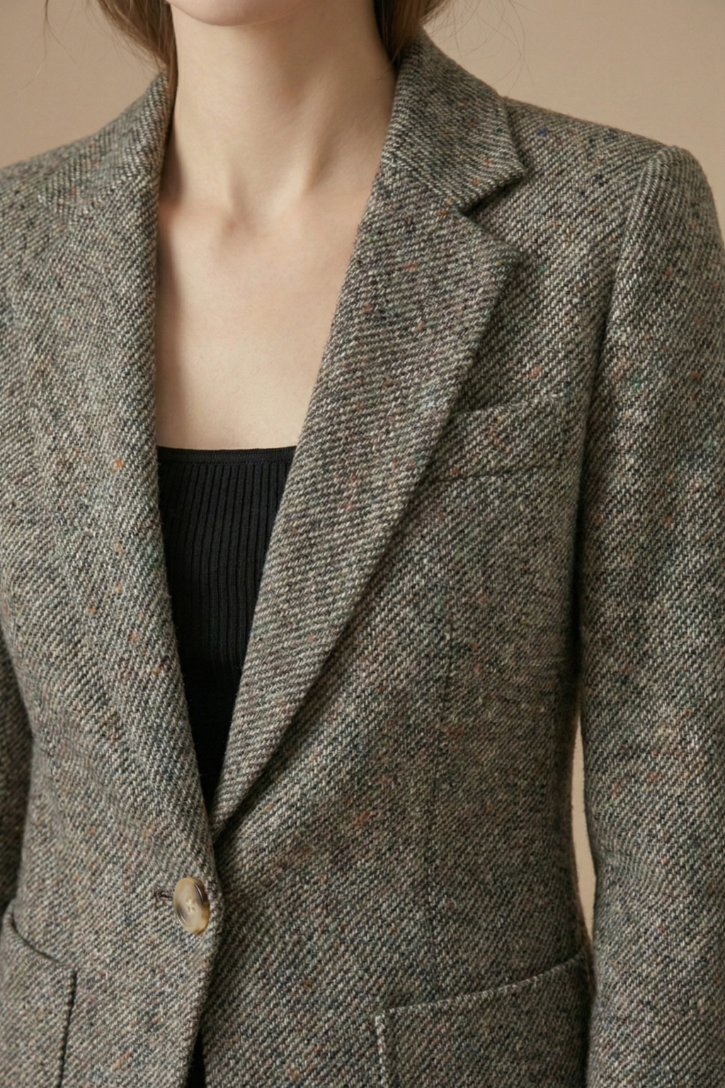 Women’s Tailored Single-Button Blazer with Notched Lapels and Patch Pockets