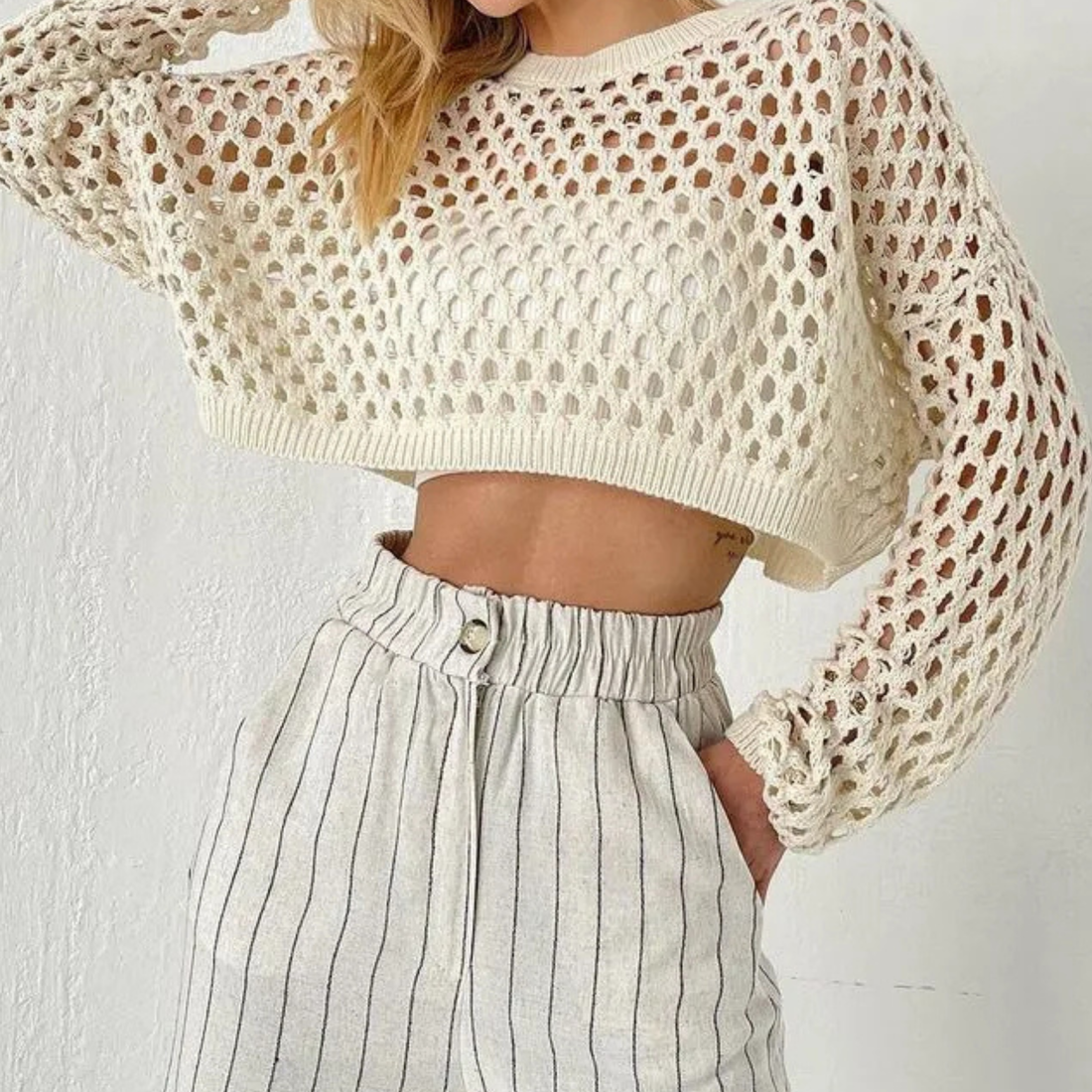 Γυναικείο Πλεκτό Crop Top - Στρογγυλή Λαιμόκοψη, Μακρυμάνικο, Ανοιχτή Πλέξη, Διαφανές, Κοντό Πουλόβερ με Ριμπ Τελείωμα