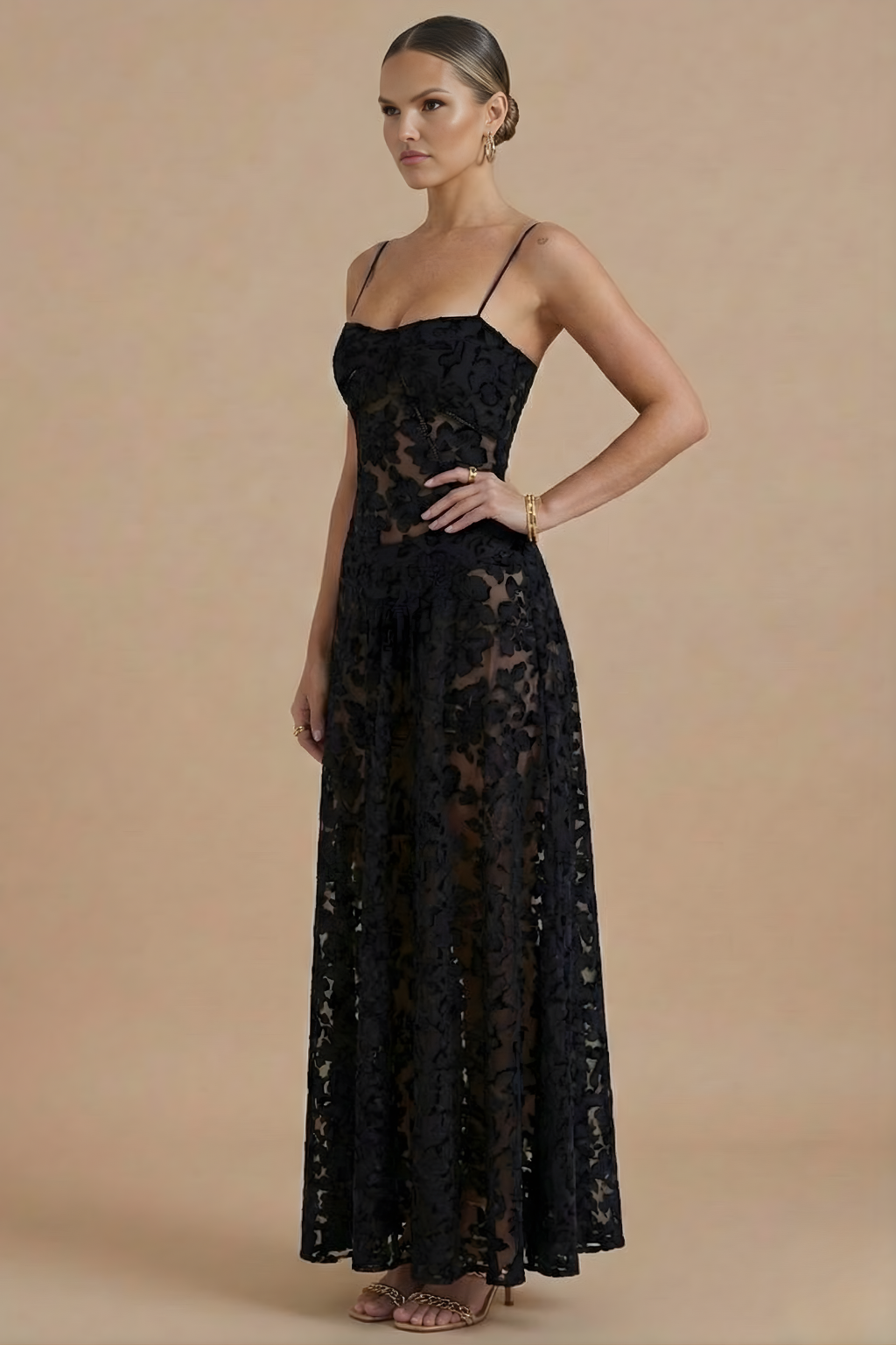 Elegant Floral Maxi Dress with Spaghetti Straps and Fitted Bodice, Black / M Elegant Floral Maxi Dress with Spaghetti Straps and Fitted Bodice, Black / M