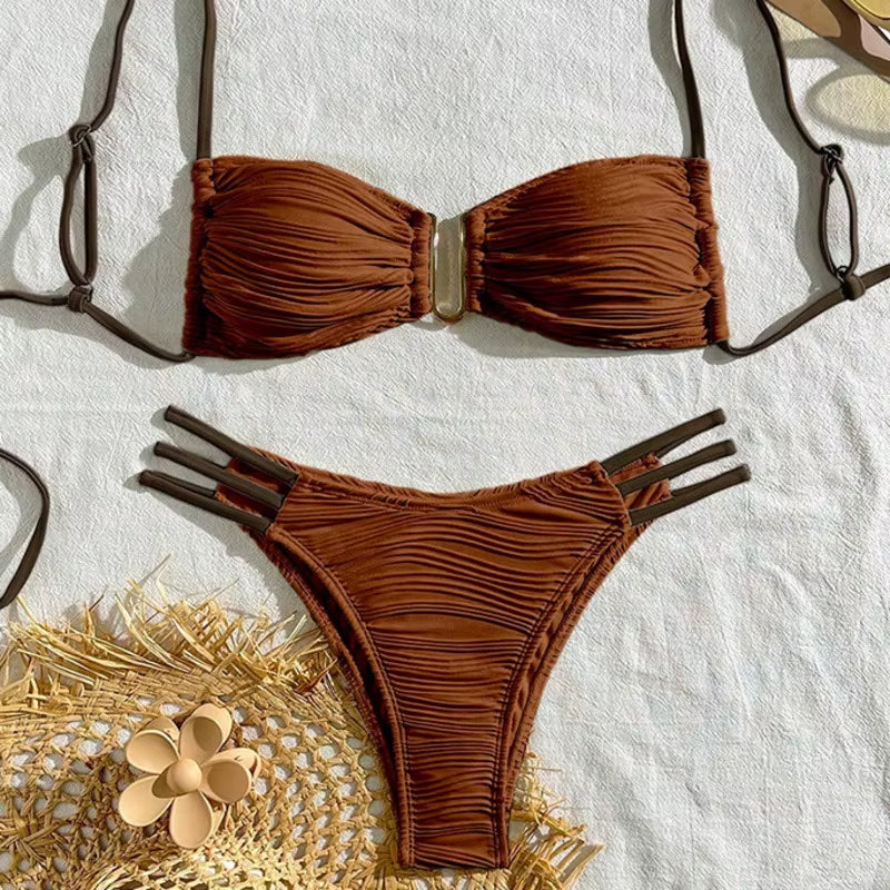 Conjunto de bikini de dos piezas para mujer - Top bandeau fruncido con herrajes metálicos y braguita con triple tira y corte cheeky