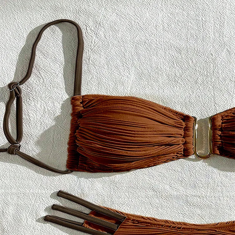 Conjunto de bikini de dos piezas para mujer - Top bandeau fruncido con herrajes metálicos y braguita con triple tira y corte cheeky