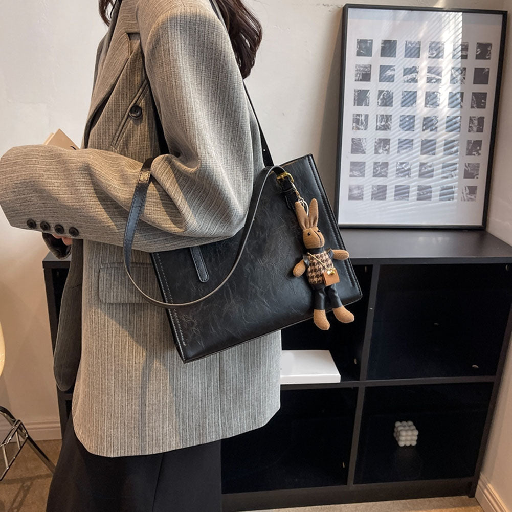Damen Strukturierte Schulter Tote Bag - Schnallenriemen-Detail mit Hasenanhänger und goldfarbenen Beschlägen