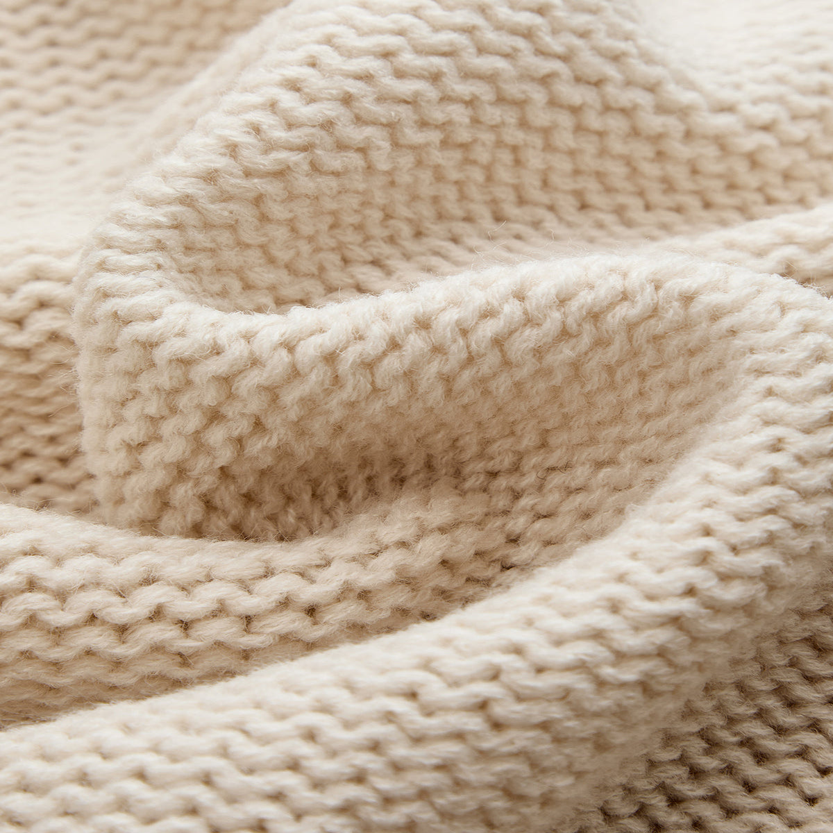Relaxed Fit Cable Knit Sweater with Long Sleeves and Hip Length Coverage