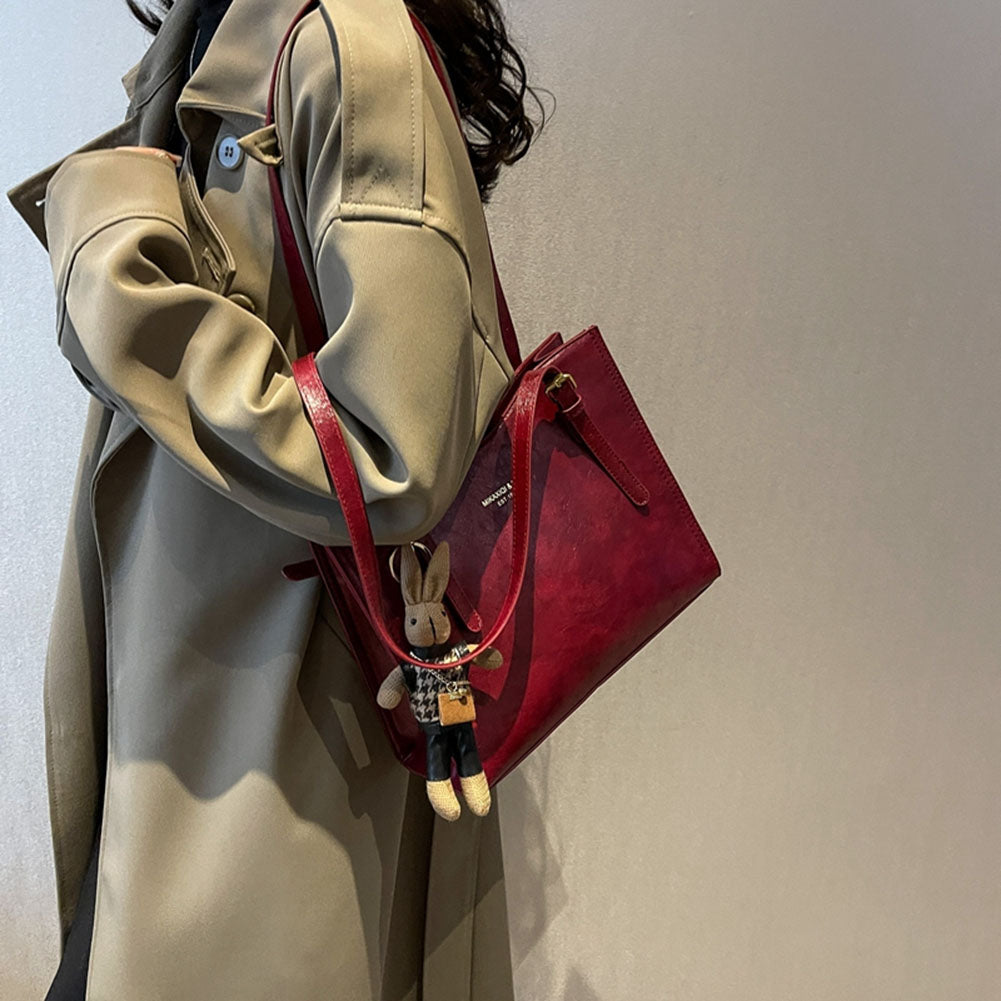 Damen Strukturierte Schulter Tote Bag - Schnallenriemen-Detail mit Hasenanhänger und goldfarbenen Beschlägen