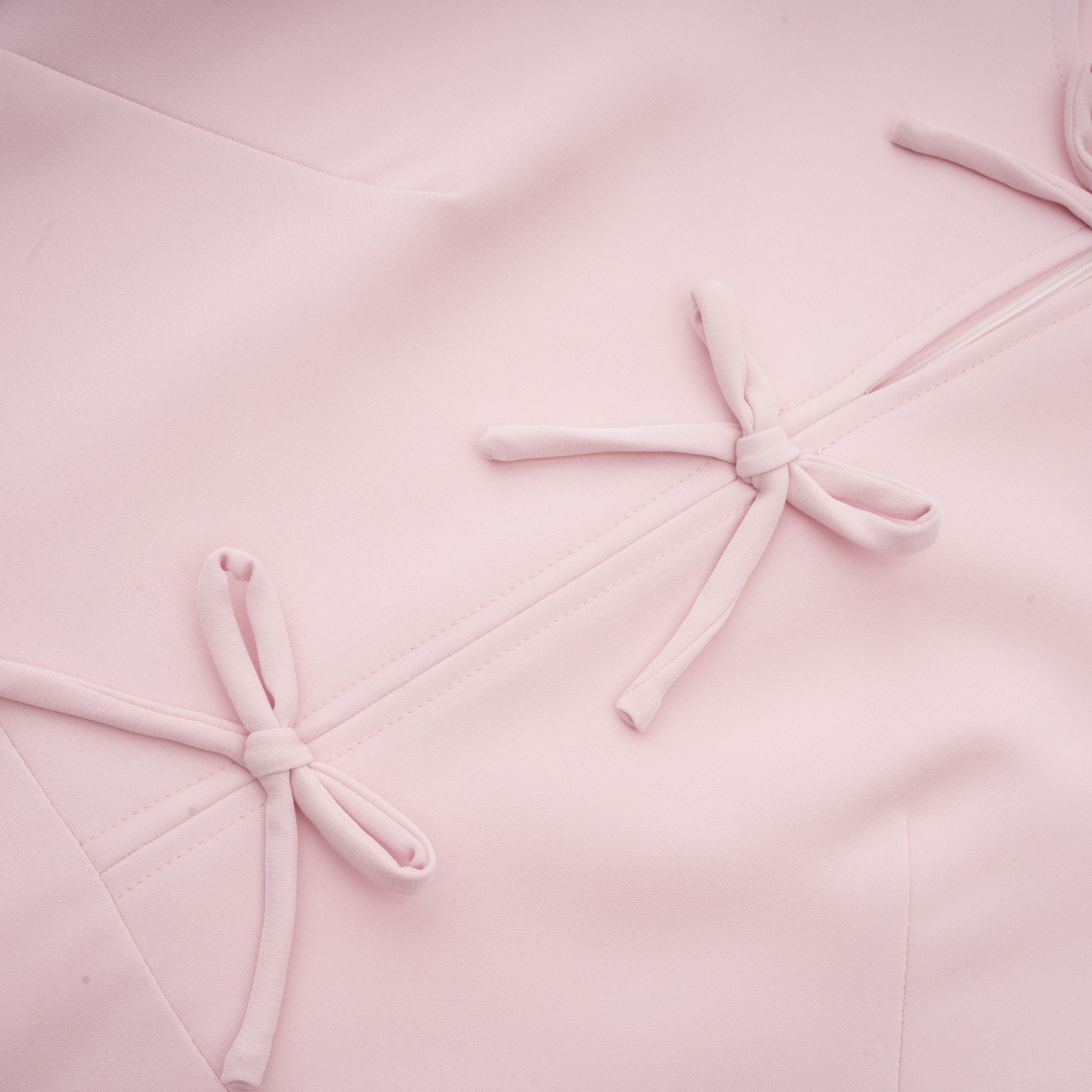 Damen Rosa Midikleid mit langen Ärmeln – Schlitzkragen-Design mit Schleifen-Detail vorne