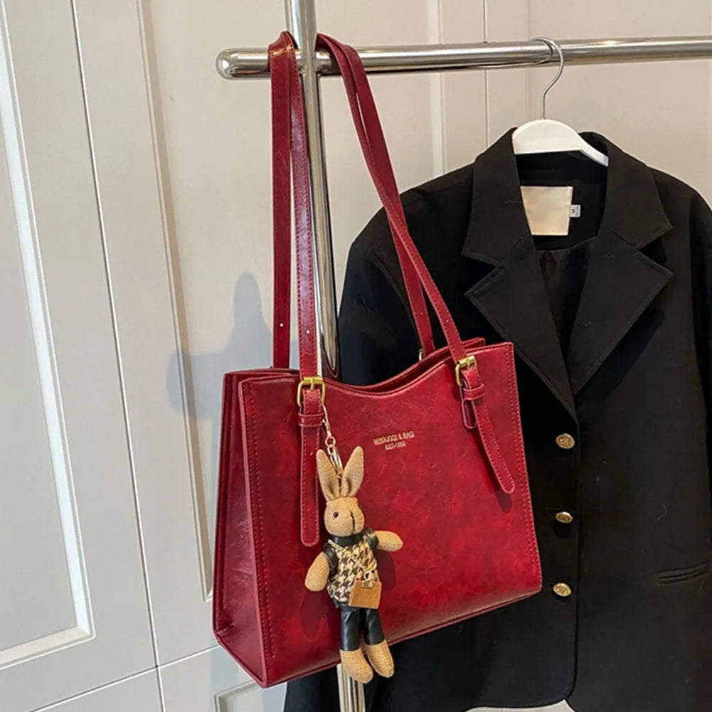 Damen Strukturierte Schulter Tote Bag - Schnallenriemen-Detail mit Hasenanhänger und goldfarbenen Beschlägen