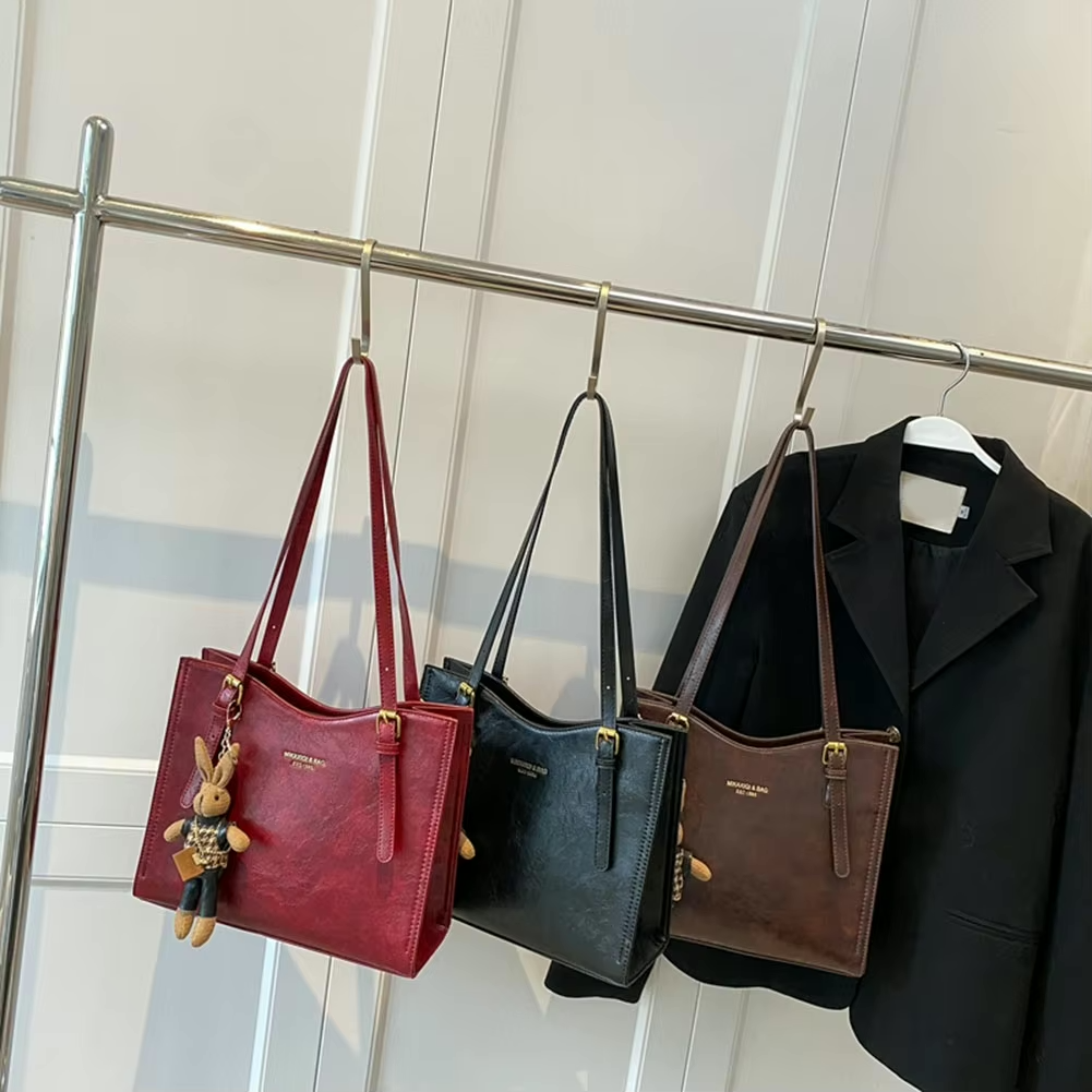 Damen Strukturierte Schulter Tote Bag - Schnallenriemen-Detail mit Hasenanhänger und goldfarbenen Beschlägen