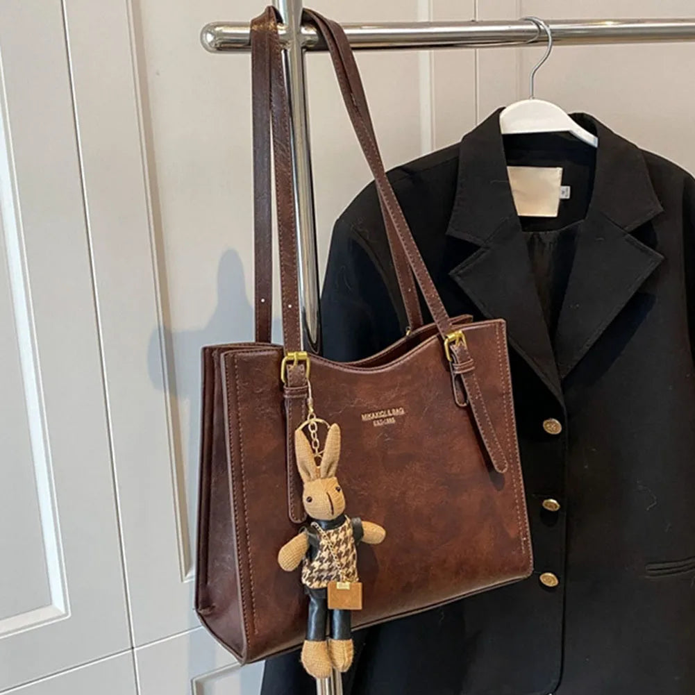 Damen Strukturierte Schulter Tote Bag - Schnallenriemen-Detail mit Hasenanhänger und goldfarbenen Beschlägen