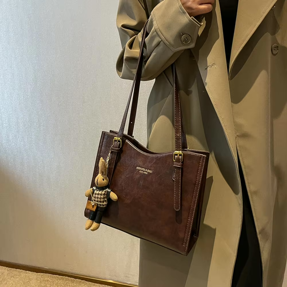 Damen Strukturierte Schulter Tote Bag - Schnallenriemen-Detail mit Hasenanhänger und goldfarbenen Beschlägen