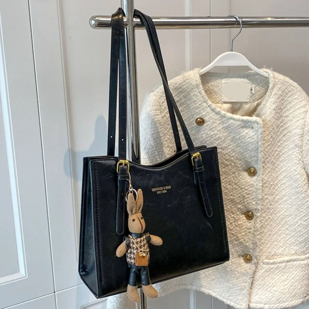 Damen Strukturierte Schulter Tote Bag - Schnallenriemen-Detail mit Hasenanhänger und goldfarbenen Beschlägen