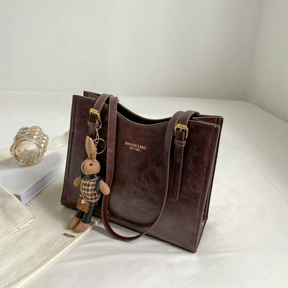Damen Strukturierte Schulter Tote Bag - Schnallenriemen-Detail mit Hasenanhänger und goldfarbenen Beschlägen