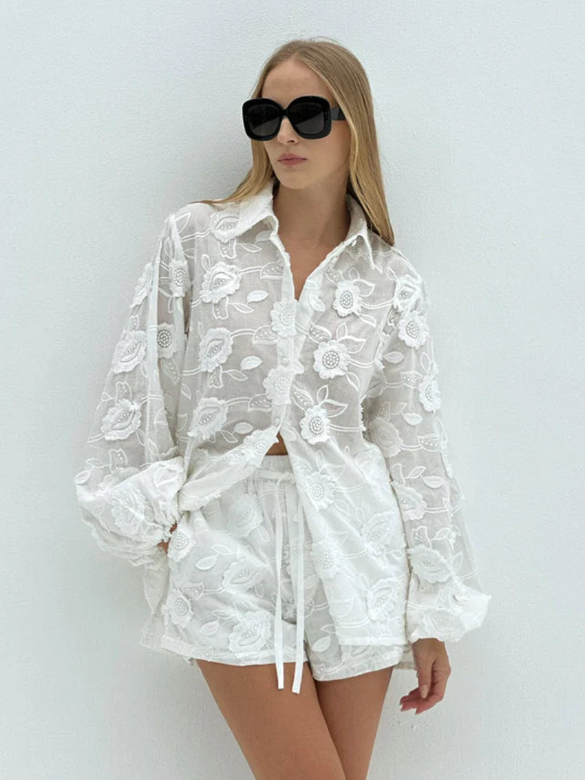 Damen-bestickter Zweiteiler mit langärmligem, transparentem Hemd mit Knopfleiste und Shorts mit Kordelzugbund