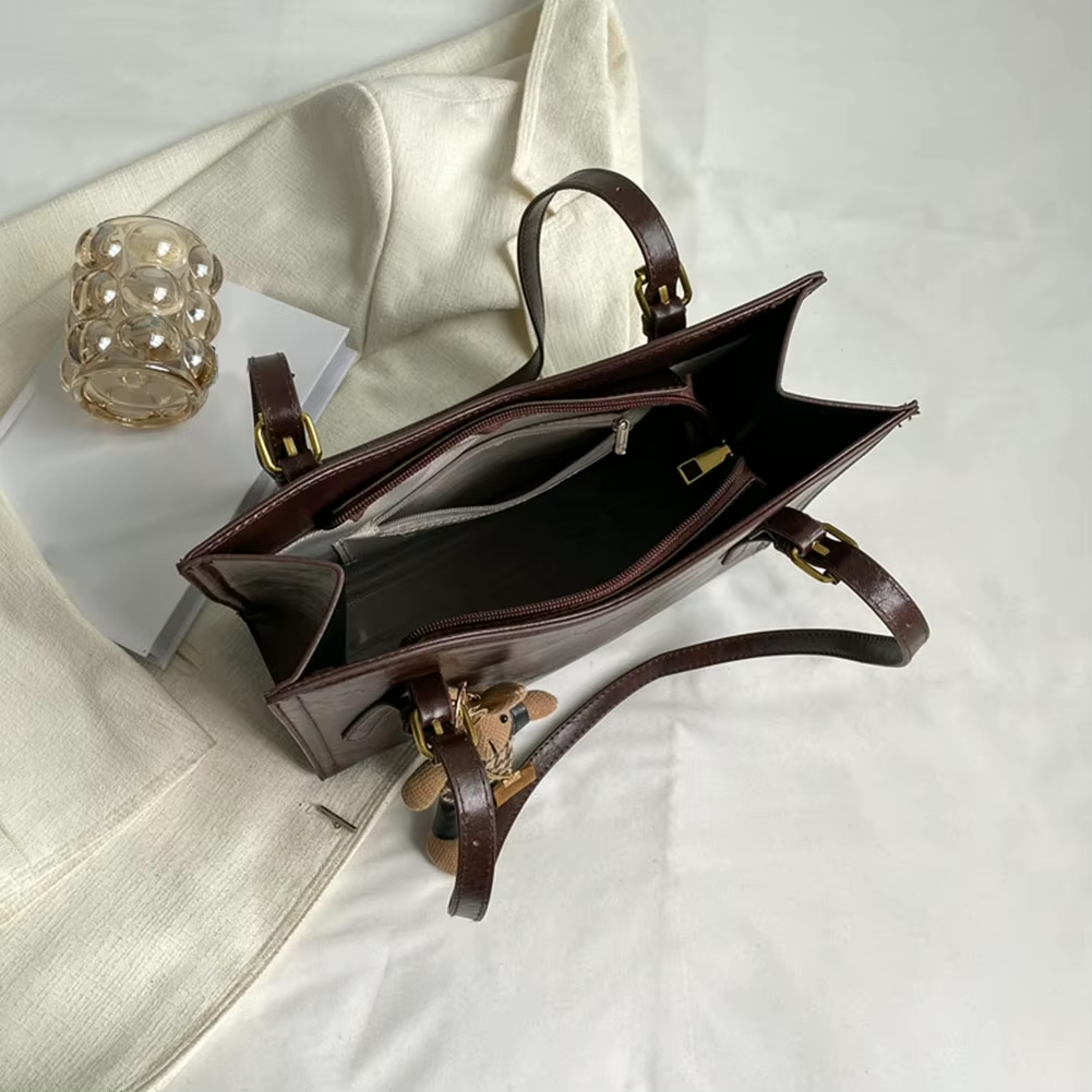 Damen Strukturierte Schulter Tote Bag - Schnallenriemen-Detail mit Hasenanhänger und goldfarbenen Beschlägen