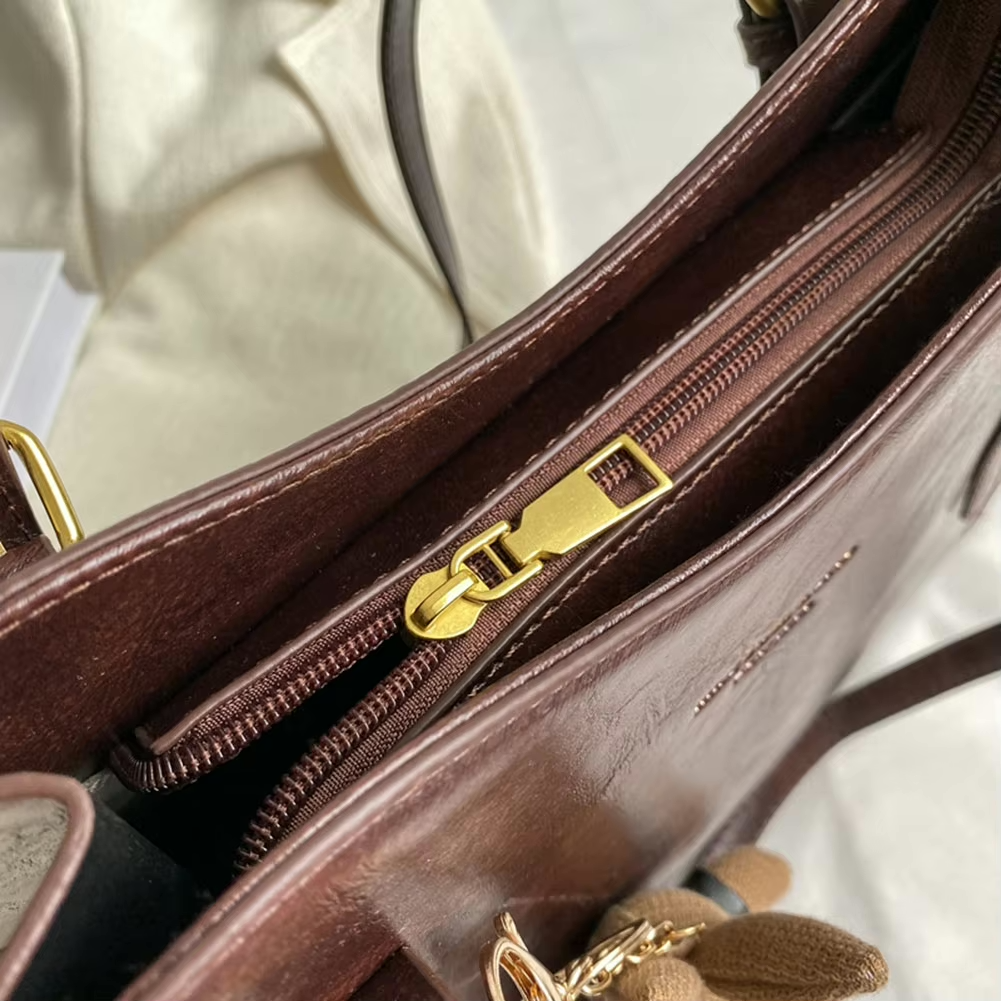 Damen Strukturierte Schulter Tote Bag - Schnallenriemen-Detail mit Hasenanhänger und goldfarbenen Beschlägen