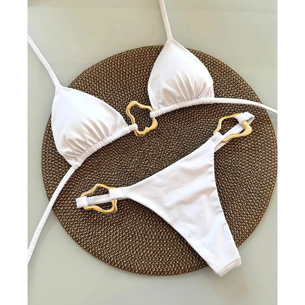 Damen zweiteiliges Bikini-Set - Triangel-Top mit goldfarbenen Details und passendem Tanga