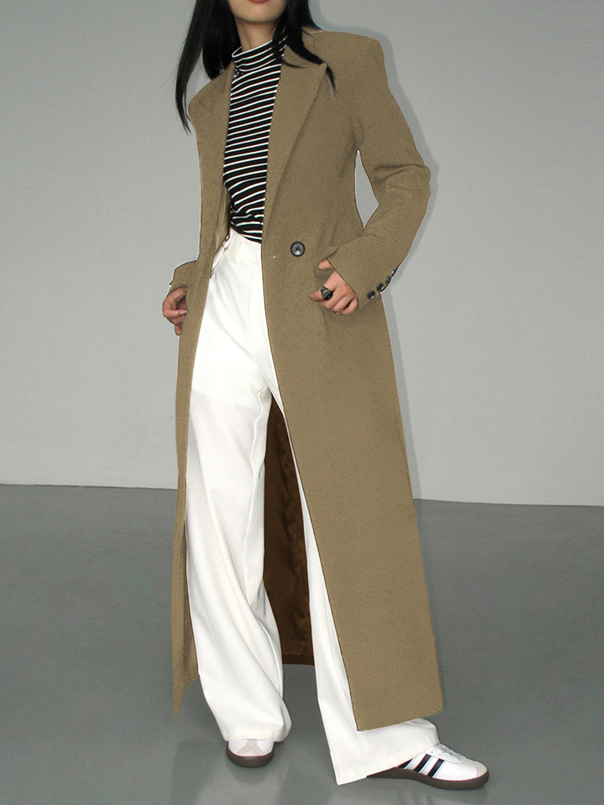Tailored Blazer with Split Detail and Long Sleeves for Professional Wear