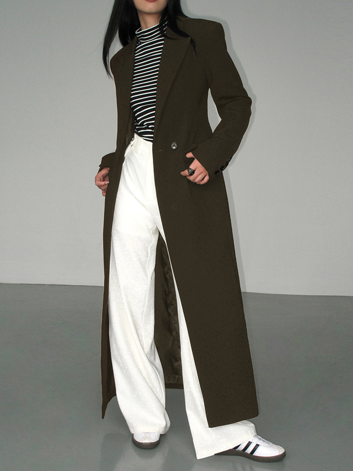 Tailored Blazer with Split Detail and Long Sleeves for Professional Wear