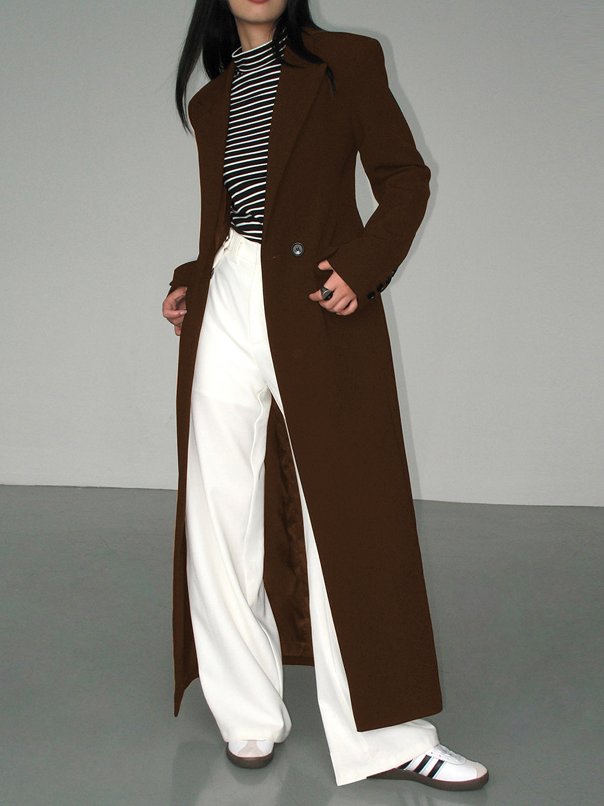 Tailored Blazer with Split Detail and Long Sleeves for Professional Wear