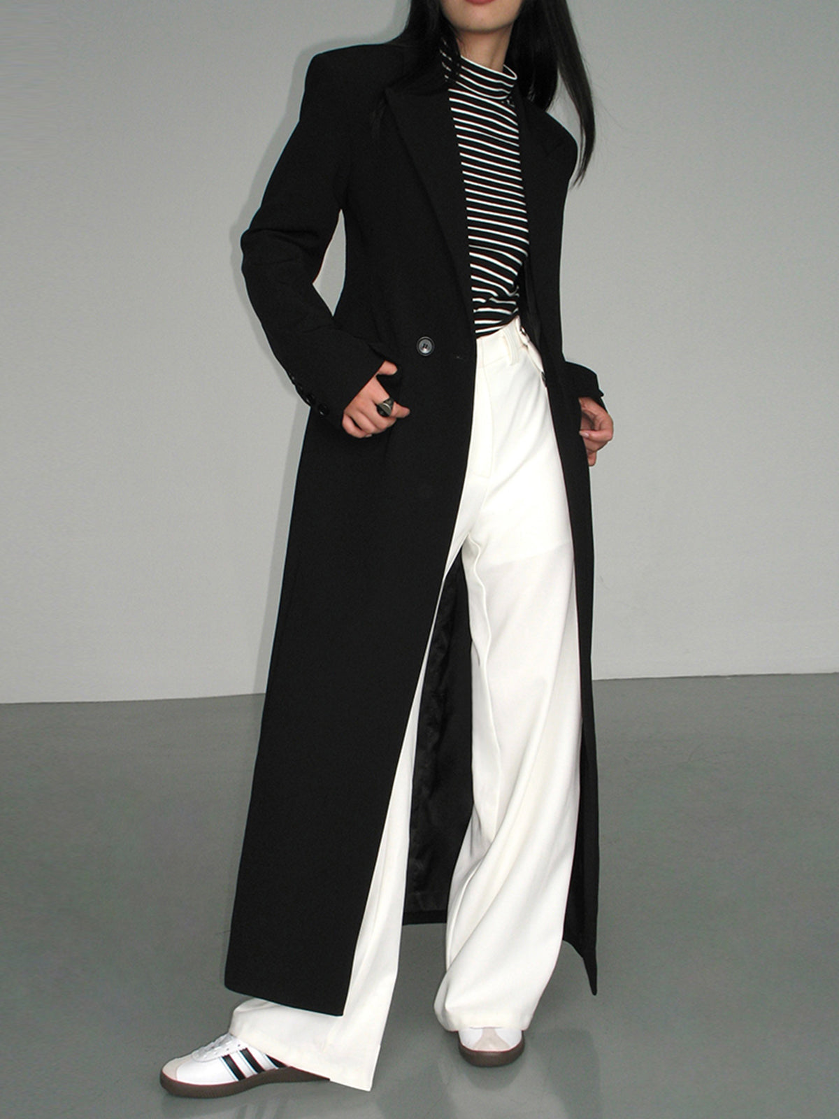 Tailored Blazer with Split Detail and Long Sleeves for Professional Wear