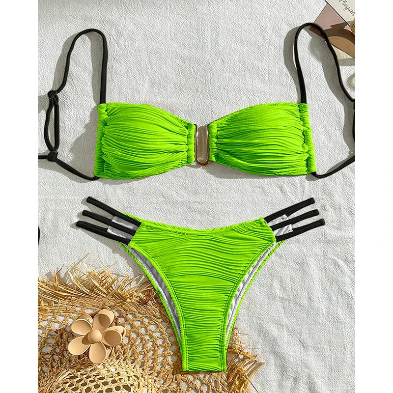 Conjunto de bikini de dos piezas para mujer - Top bandeau fruncido con herrajes metálicos y braguita con triple tira y corte cheeky