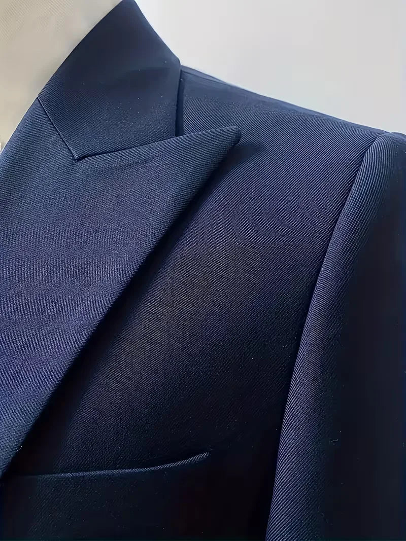 Classic yet modern: a slim fit double-breasted 3-piece suit with waistcoat for men's fashion.