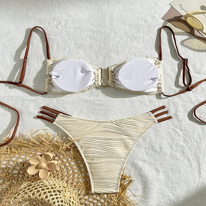 Conjunto de bikini de dos piezas para mujer - Top bandeau fruncido con herrajes metálicos y braguita con triple tira y corte cheeky