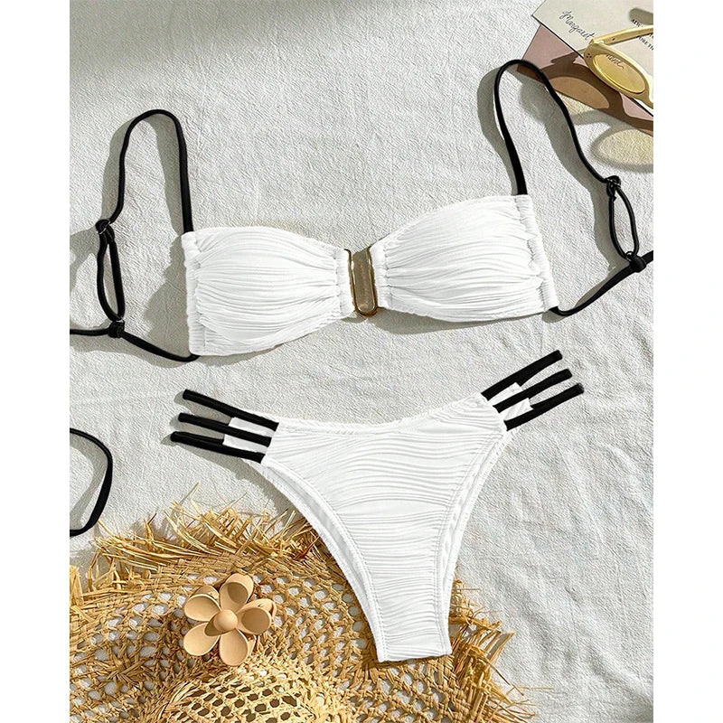 Conjunto de bikini de dos piezas para mujer - Top bandeau fruncido con herrajes metálicos y braguita con triple tira y corte cheeky